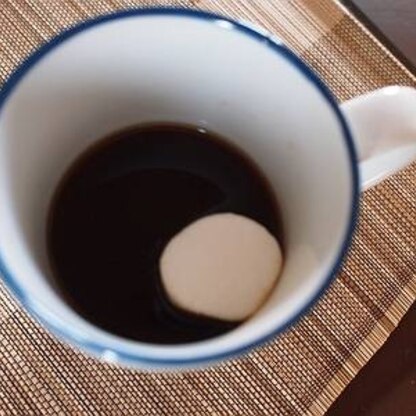 ドリップコーヒーで、牛乳なしで作らせてもらいました　しかもカットせずポチャンと落として激写レポ！